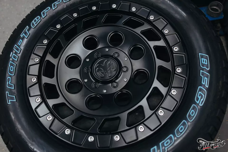 Кованые диски с бедлоками для RAM 1500 и фирменный шиномонтаж на стендах Hunter